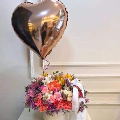 Flower box Charme com balão - Flower Box Charme com um balão flutuando com gás hélio