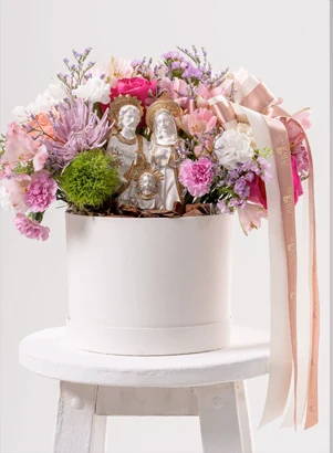 Arranjo Floral Luz Divina - Composição floral média com imagem sacra em gesso de 20 cm