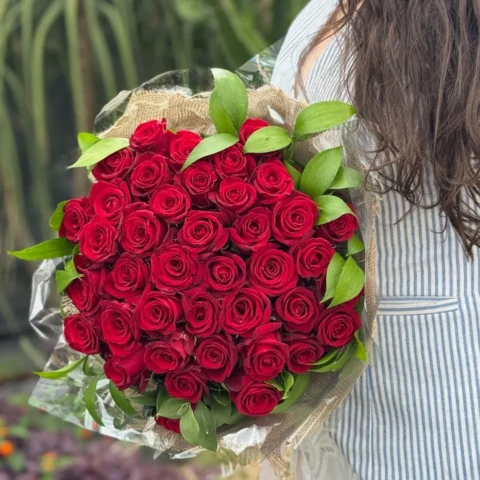 Buquê Conquista com 40 rosas vermelhas em acabamento de juta