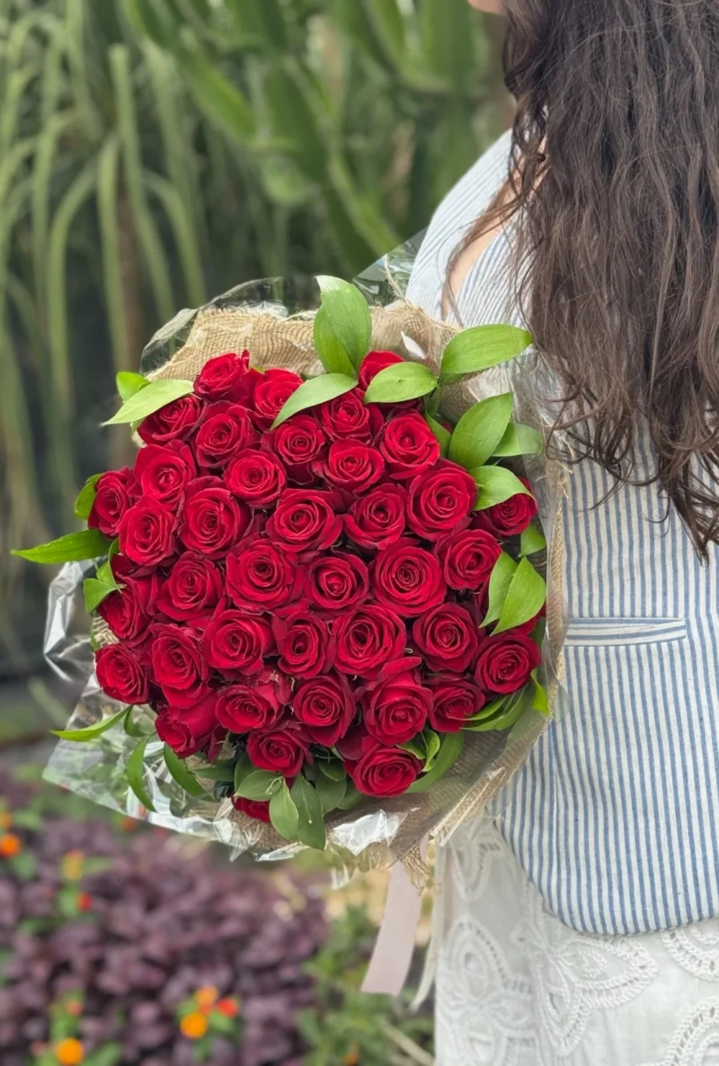 Vista superior do Buquê Conquista com 40 rosas vermelhas